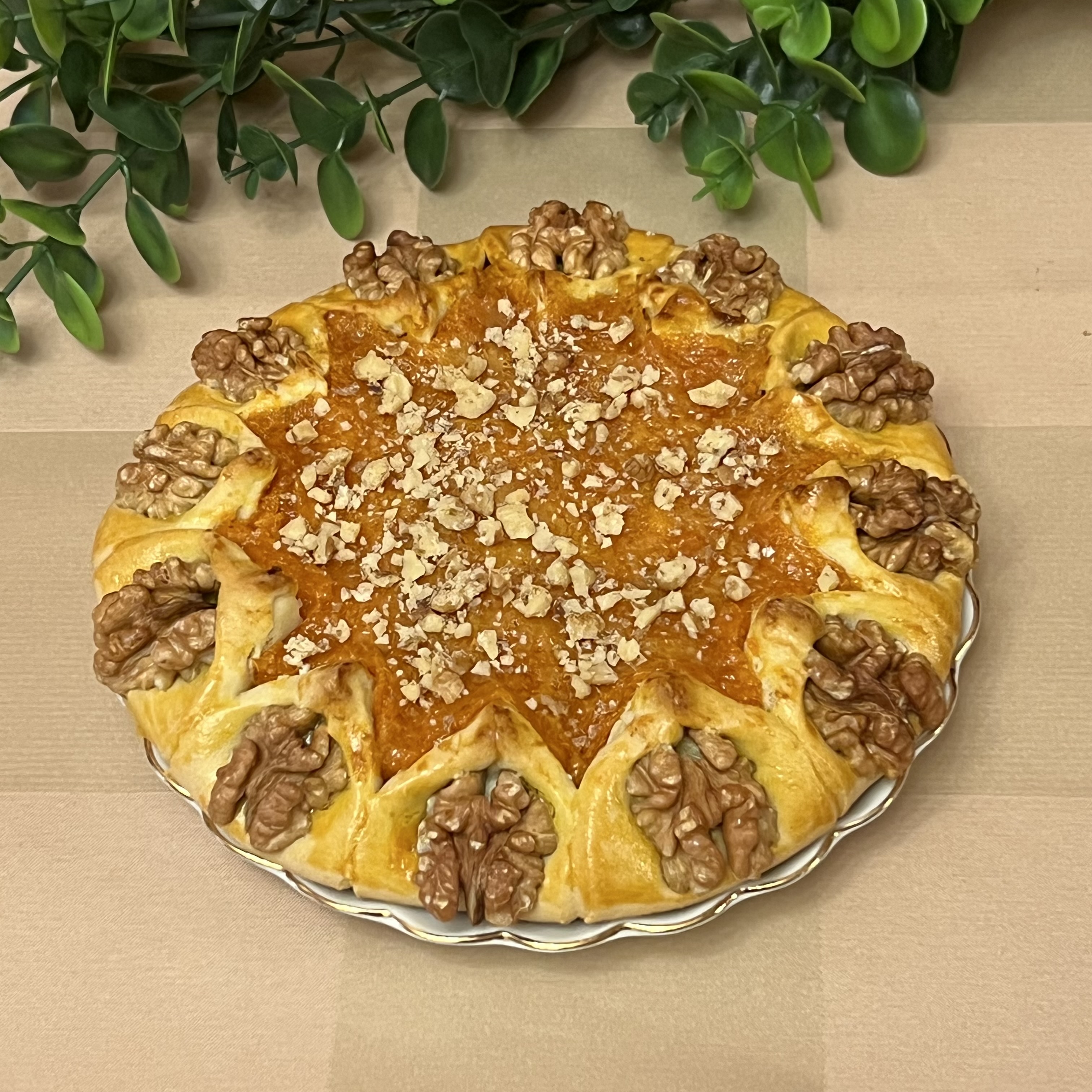 Пирог с курагой и грецкими орехами