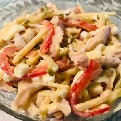 Салат из копчёной курицы, маринованных огурцов, болгарского перца, красного лука, зелёного яблока