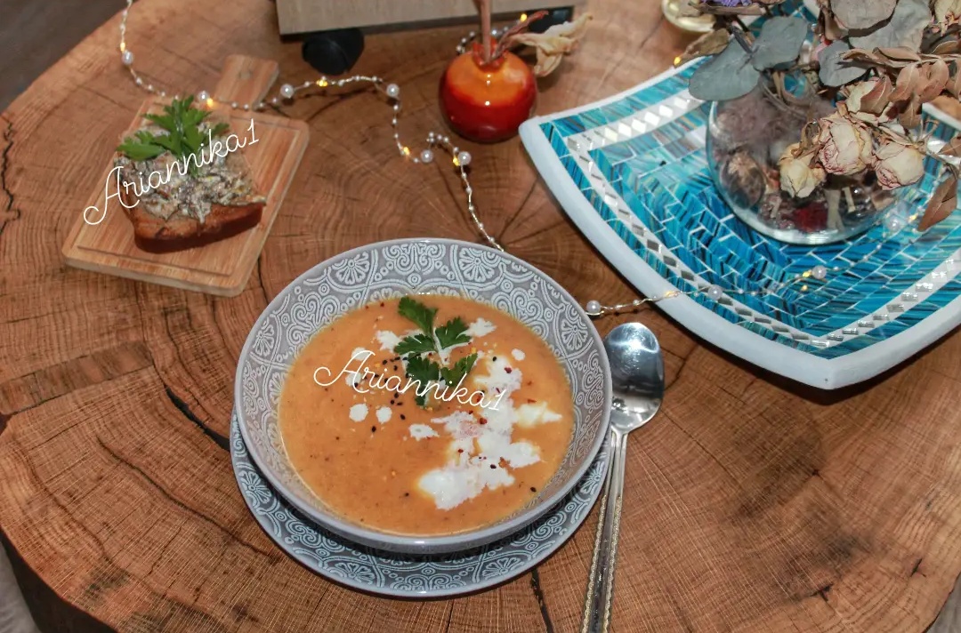 Сливочно-томатный суп с моцареллой и тост с жульеном