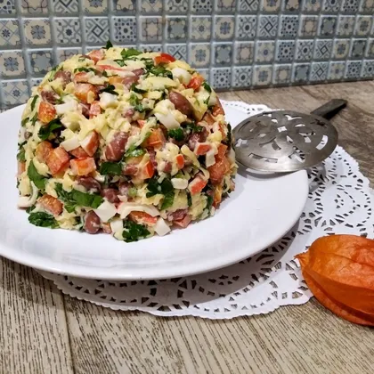 Салат с крабовыми палочками и фасолью