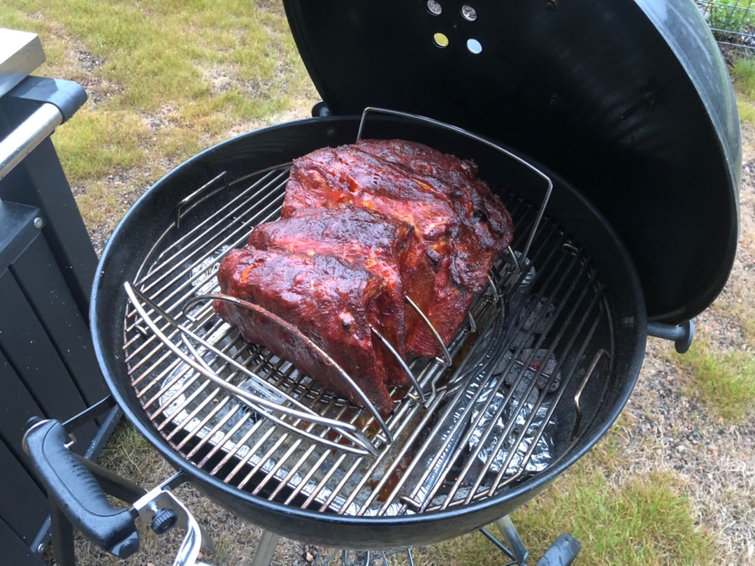 Свиные рёбрышки с копчением на угольном гриле Weber