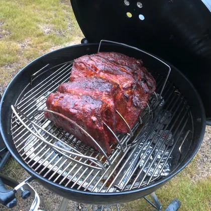 Свиные рёбрышки с копчением на угольном гриле Weber