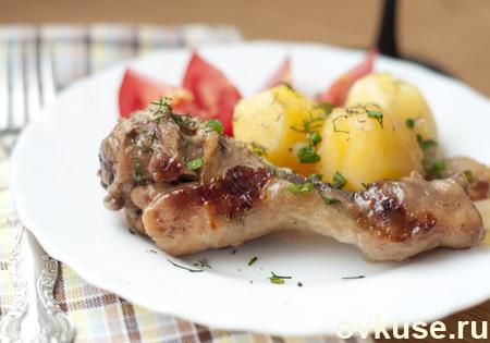 Два блюда сразу: куриные голени и картофель с сыром в мультиварке, рецепты с фото