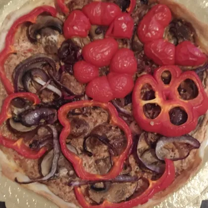 Пицца с грибами и жареным луком