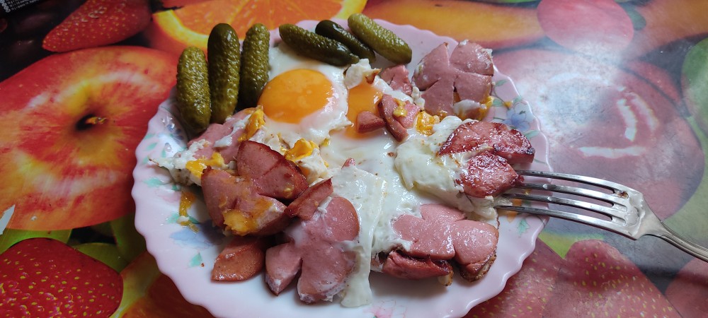 Яичница с сарделькой