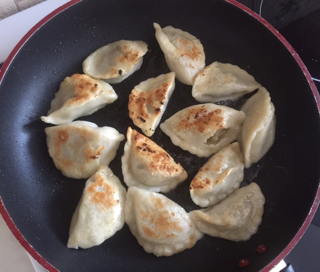 Жареные вареники с картошкой. Жареные вареники с творогом. Вареники жареные на сковороде. Вареники с картошкой жареные на сковороде. Картошка с пельменями в сковороде.