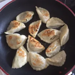 Вареники с картофелем и салом жареные на сковороде 🥟