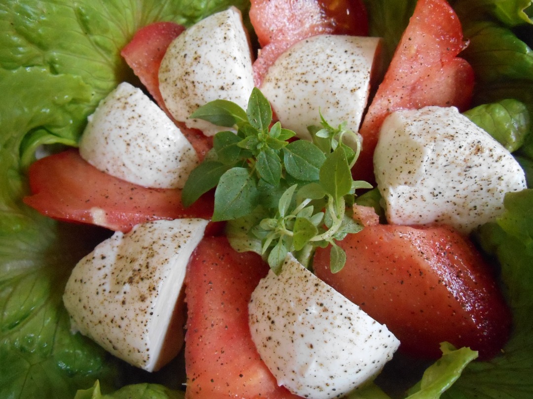 Салат с моцареллой и помидорами - рецепты с фото
