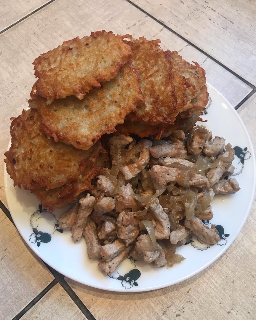 Мясо под драниками 