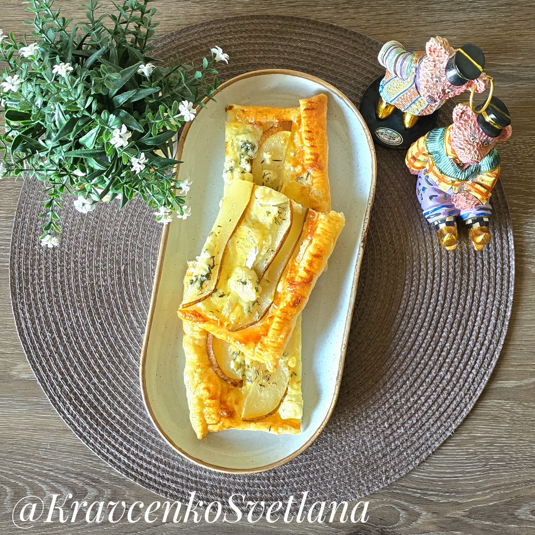 Пирог с грушами и сыром