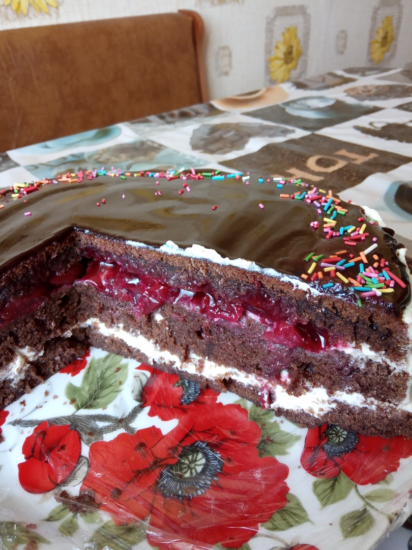 Шоколадный торт с вишнями и сметанным кремом (в мультиварке) — рецепт с фото
