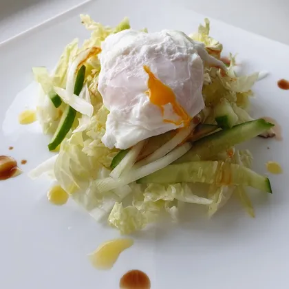 Хрустящий салат с яйцом-пашот