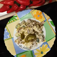 Мясной салат с шампиньонами и халапеньо