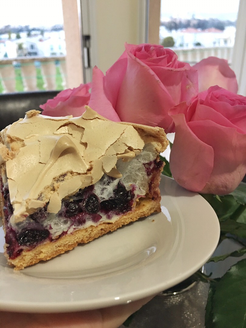 Пирог с безе и смородиной