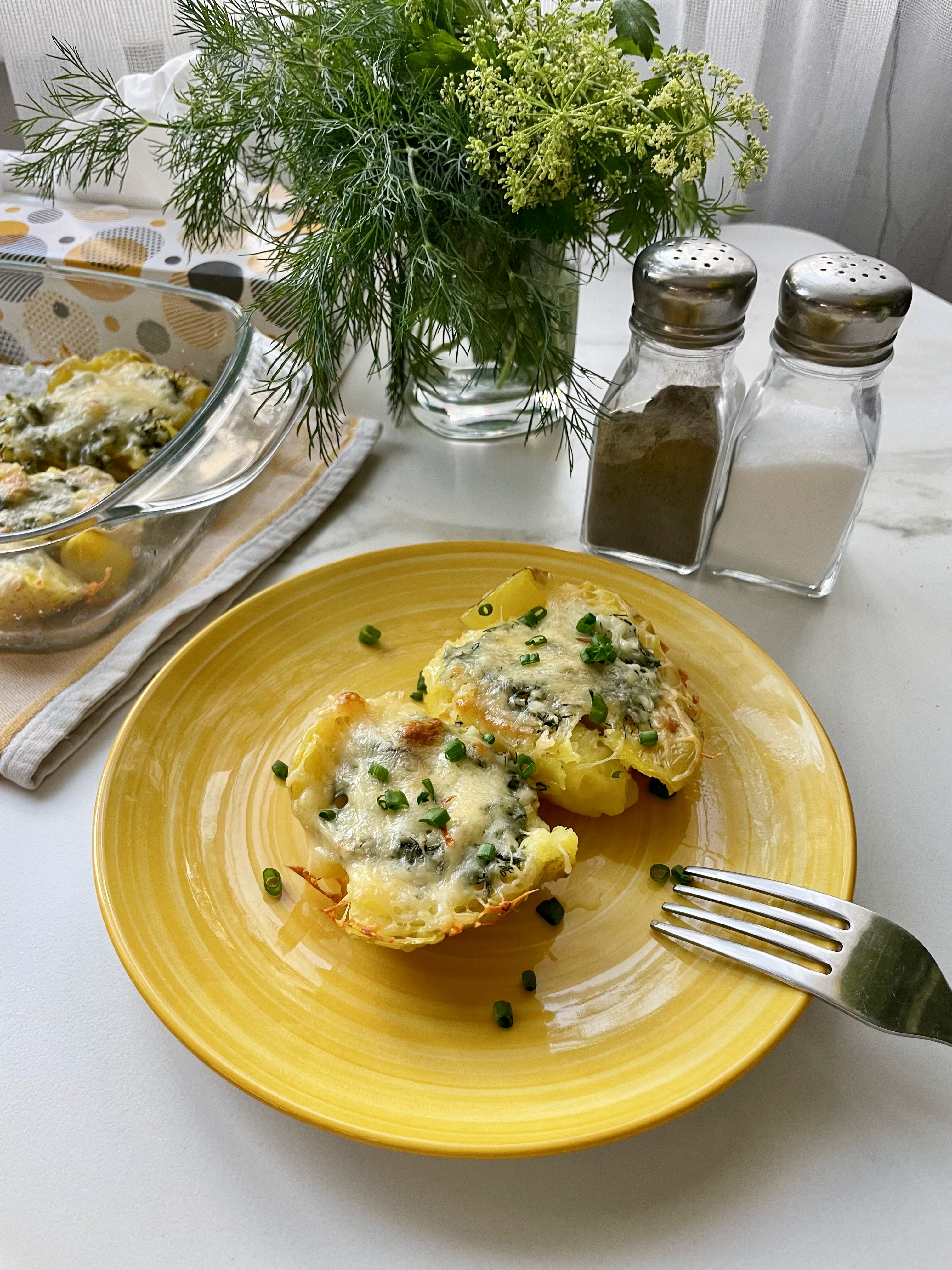 Молодой картофель с чесноком, укропом и сыром