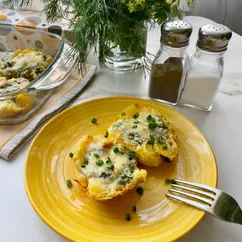 Молодой картофель с чесноком, укропом и сыром