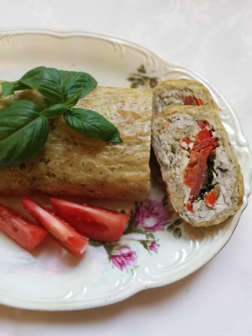 Королевский картофельный рулет с курицей и базиликом