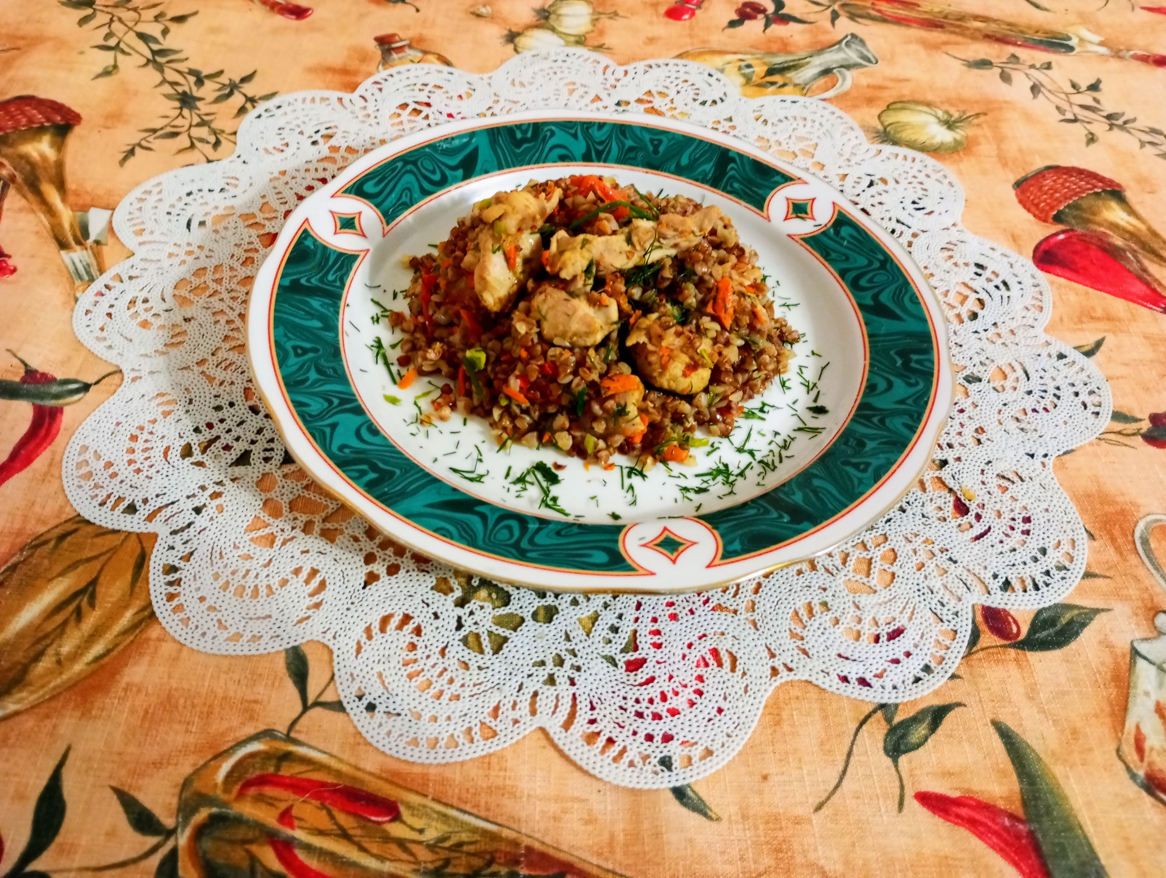 Гречка по-купечески с курицей на сковороде