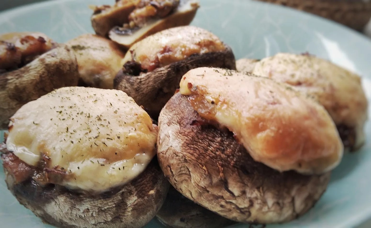 Шампиньоны с ветчиной и сыром в духовке 