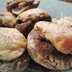 Шампиньоны с ветчиной и сыром в духовке 