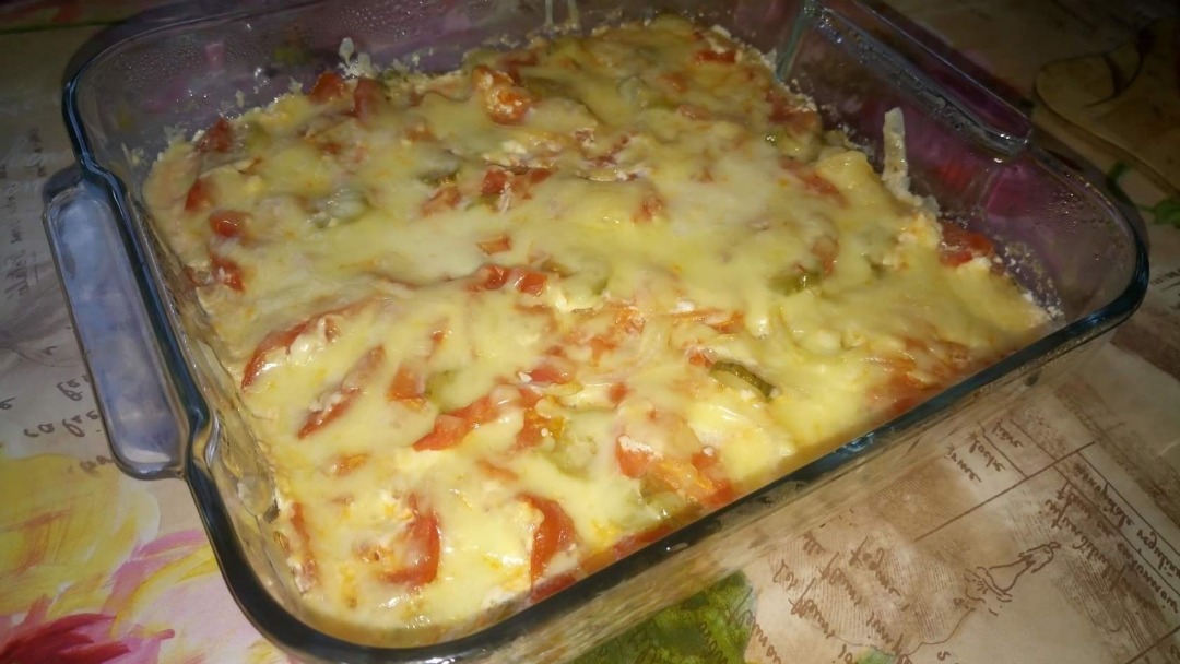 Курица с овощами под сыром