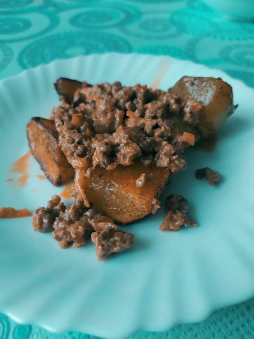 Печëная картошка с тушеным мясом по-барнаульски