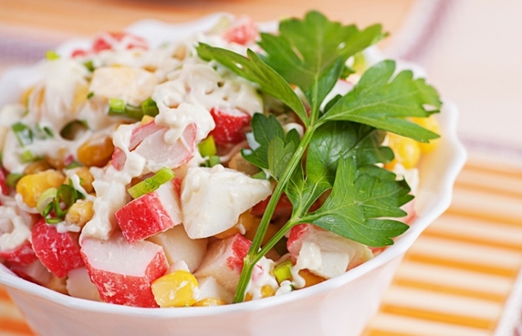 Вкусный Рецепт: Крабовый салат с солеными огурцами