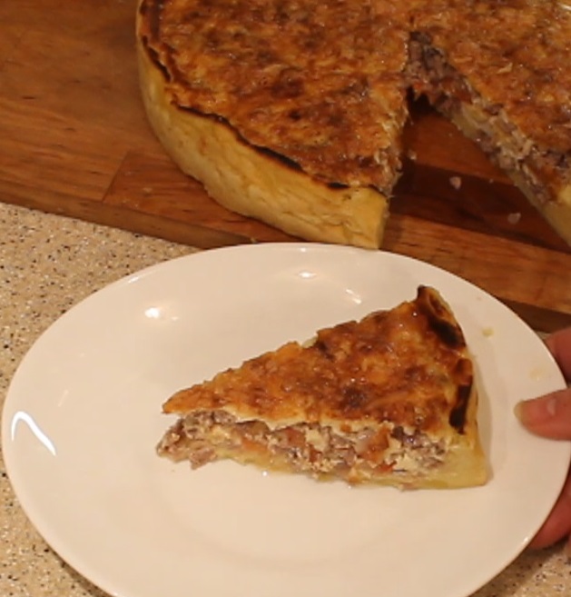 Картофельный пирог с мясом, помидорами и сыром