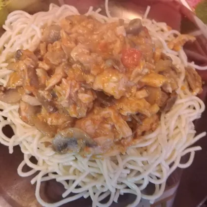 Спагетти с копчёной курицей, грибами и овощами