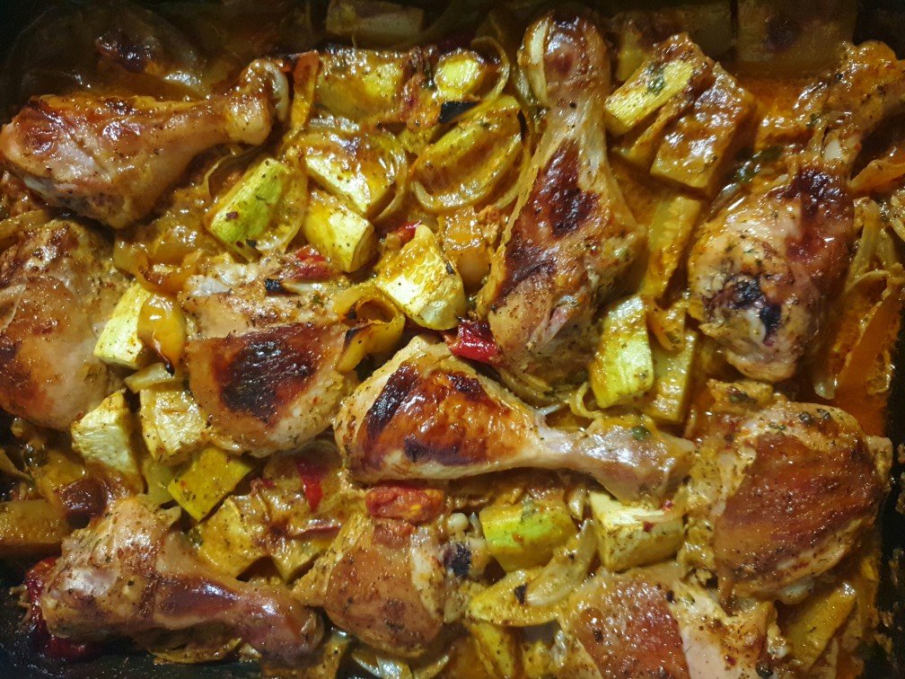 Курочка с овощами в духовке и гречкой на гарнир