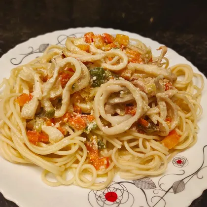 Спагетти с кальмарами в сметанном соусе