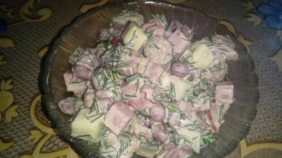 Салат с кириешками и кукурузой и колбасой