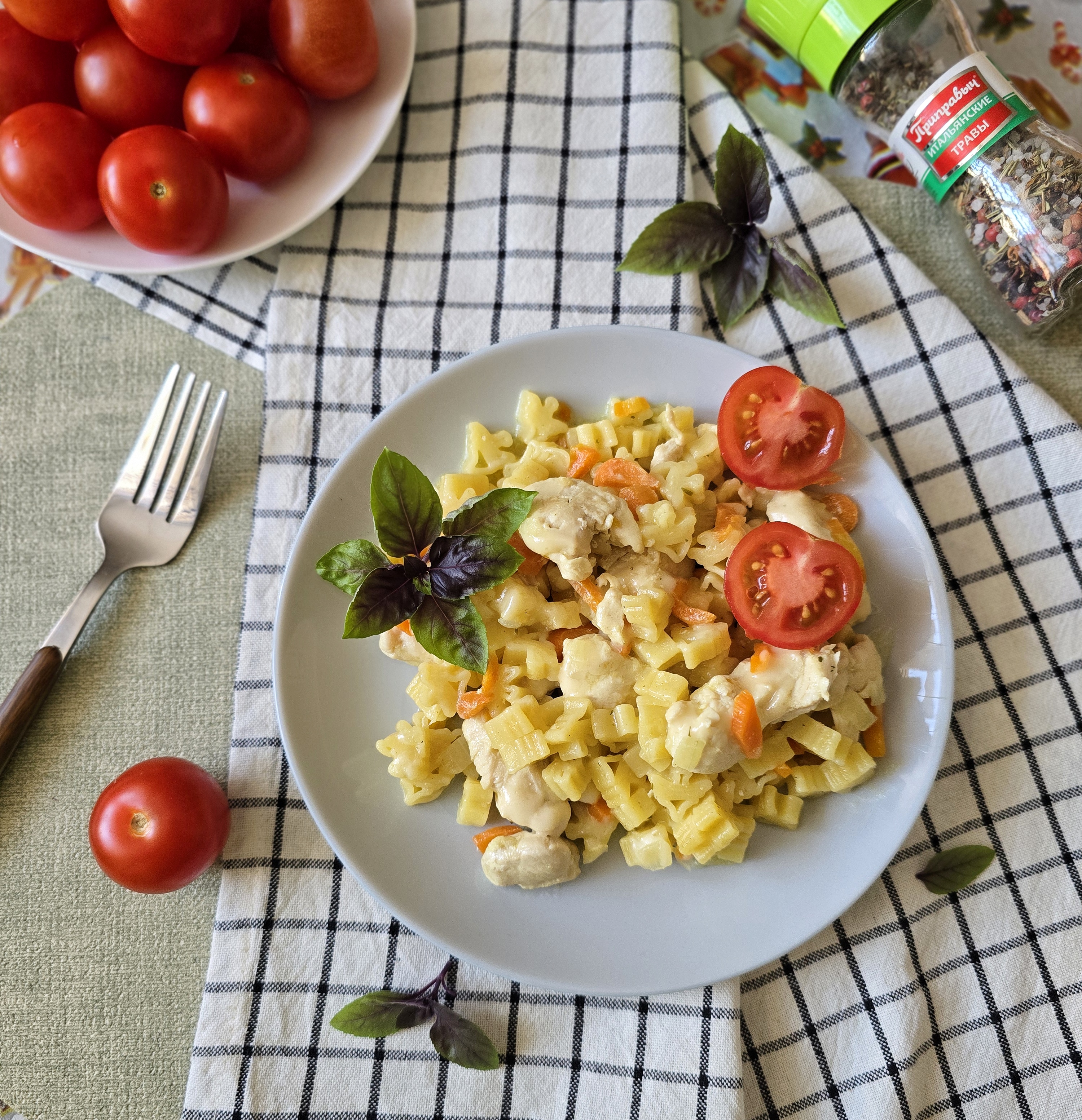 Макароны с курицей и сыром