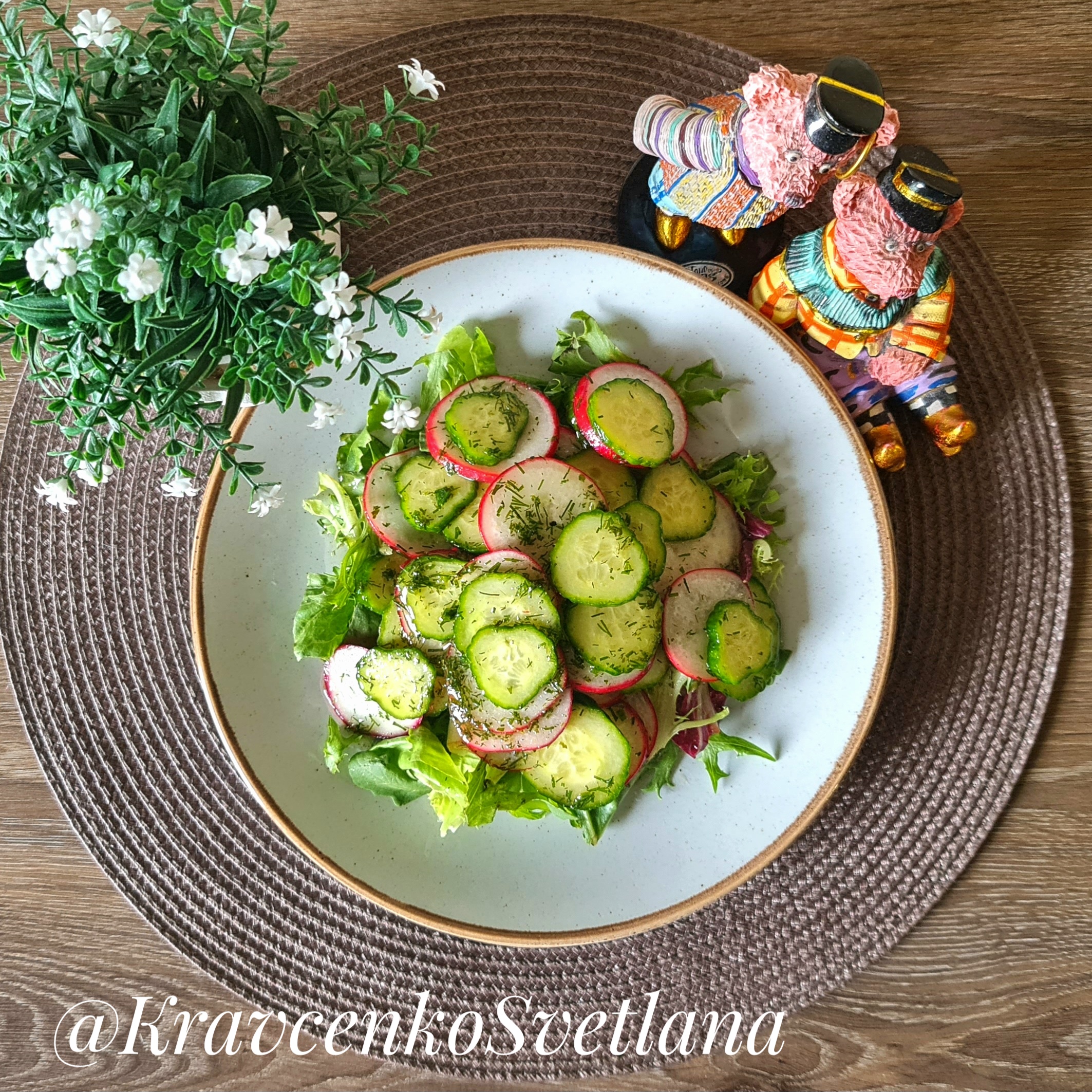Летний салат с редисом и огурцом