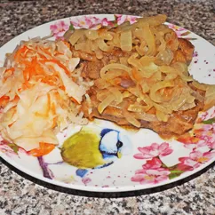 Печень говяжья с луком и квашеной капустой