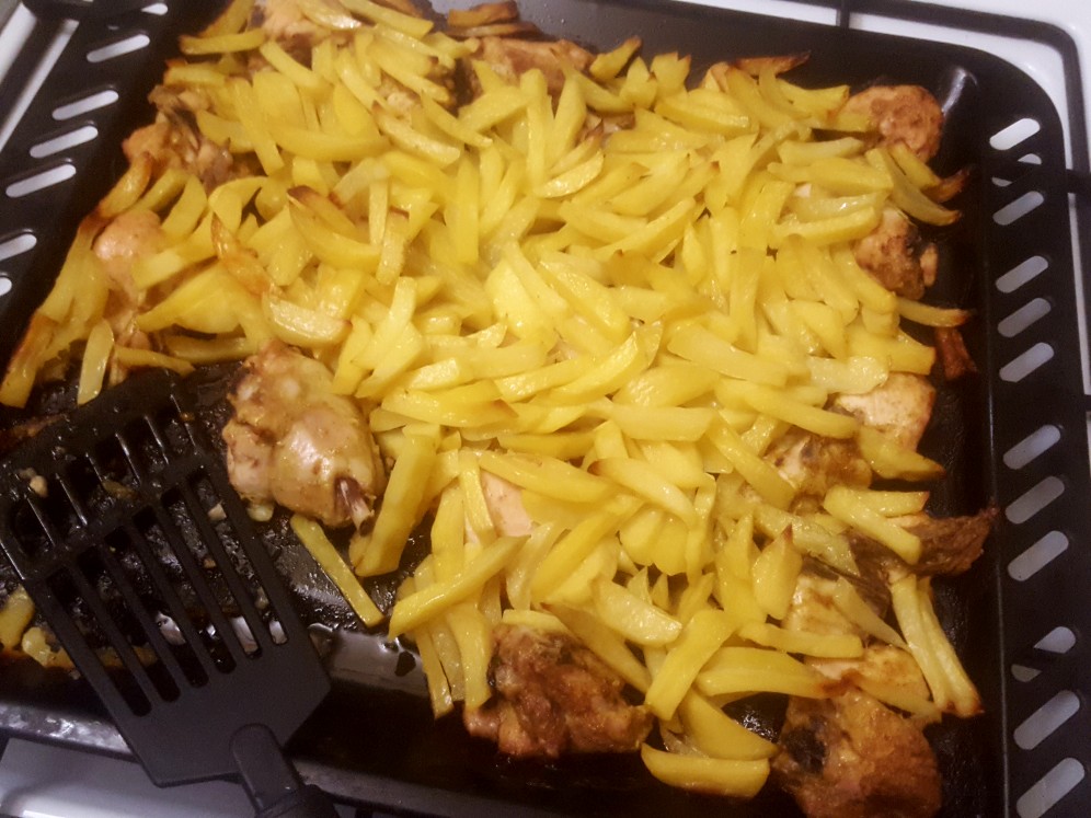 Картошка с курицей в духовке