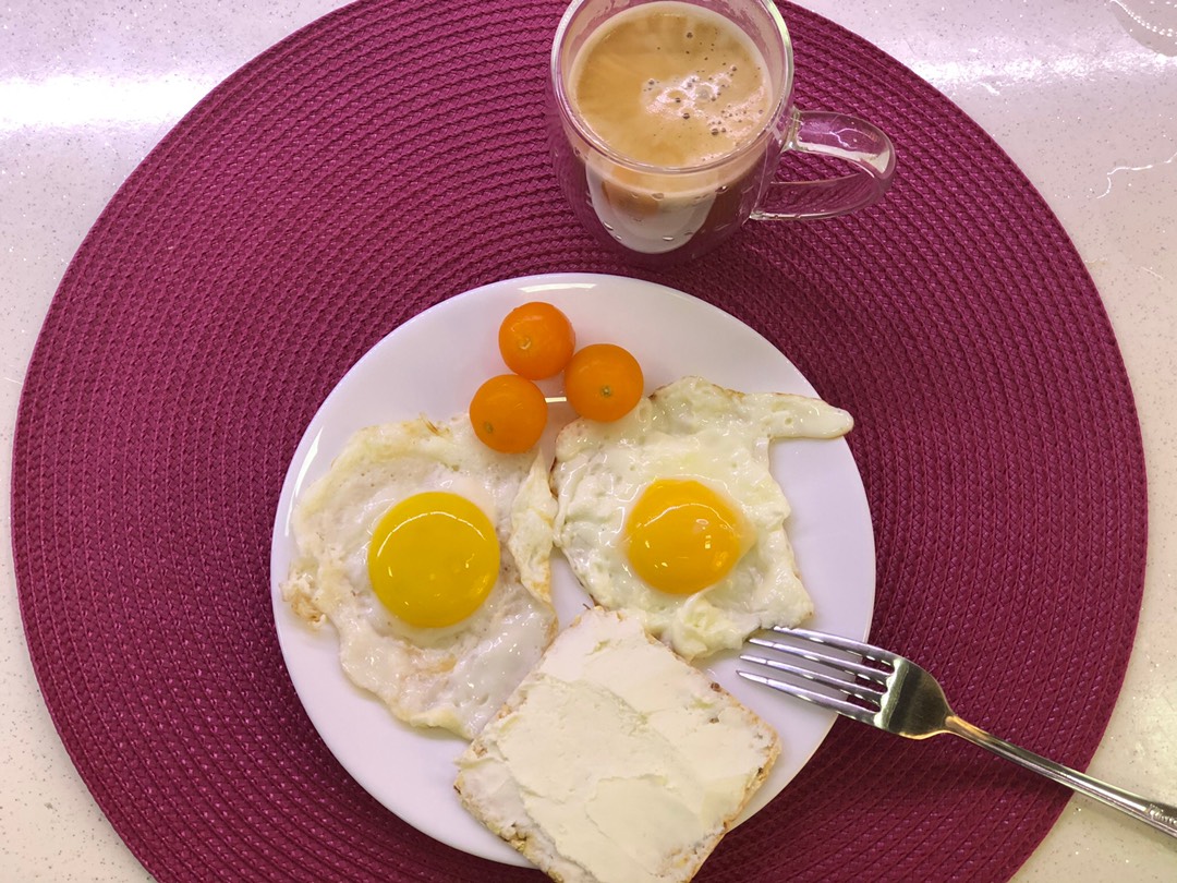 Сегодня у нас на завтрак ПП яичница глазунья🍳
+ кофе с миндальным молоком ☕️