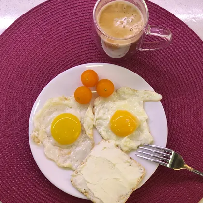 Сегодня у нас на завтрак ПП яичница глазунья🍳
+ кофе с миндальным молоком ☕️