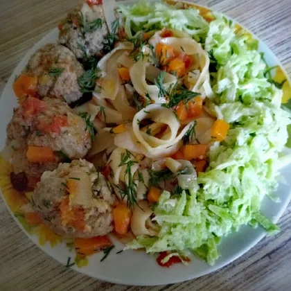 Паста с мясными шариками и салатик из редьки. #кулинарныймарафон