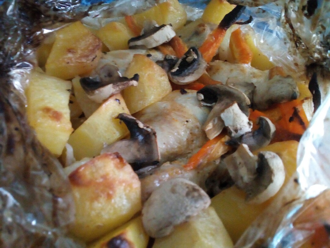 Куриные голени с грибами и картофелем