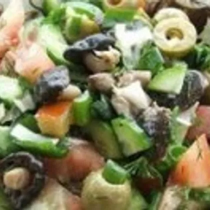 Салат постный с грибами, оливками, огурцами и помидорами