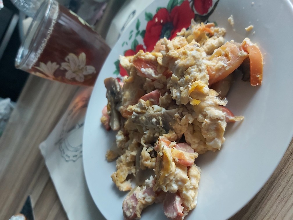 Яичница-мешанина с шампиньонами и сосиской