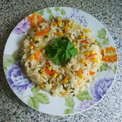 Плов с куриными бедрами, кукурузой, зелёным луком и чесноком