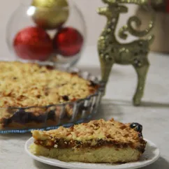 Песочный пирог с вареной сгущёнкой и орехами