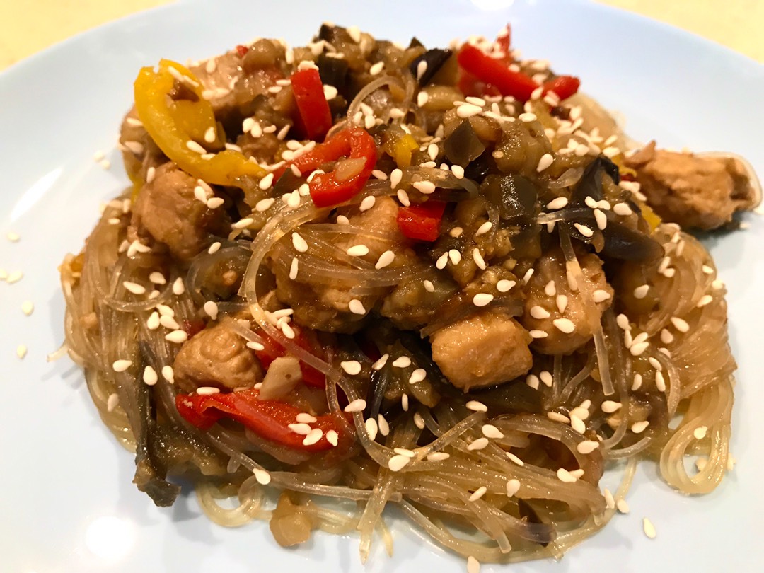 Фунчоза с куриной грудкой и баклажанами