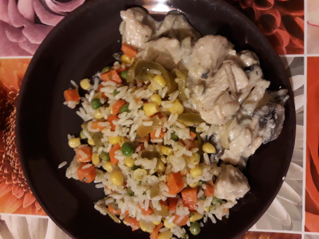 Куриное филе в сметане с грибами и маринованными огурцами