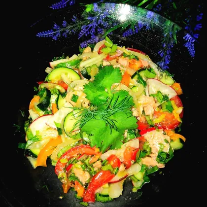 Овощной салат из перца, редиски, помидора и огурца
