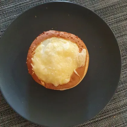 Булочка с с яйцом беконом и сыром
