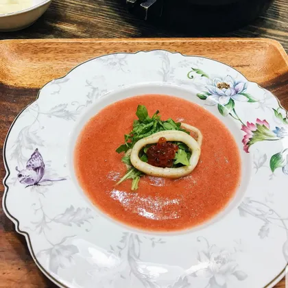 Холодный томатный суп гаспачо с клубникой