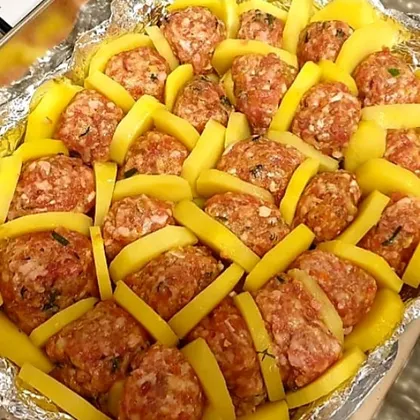 Картофель с мясными шариками в духовке под сыром